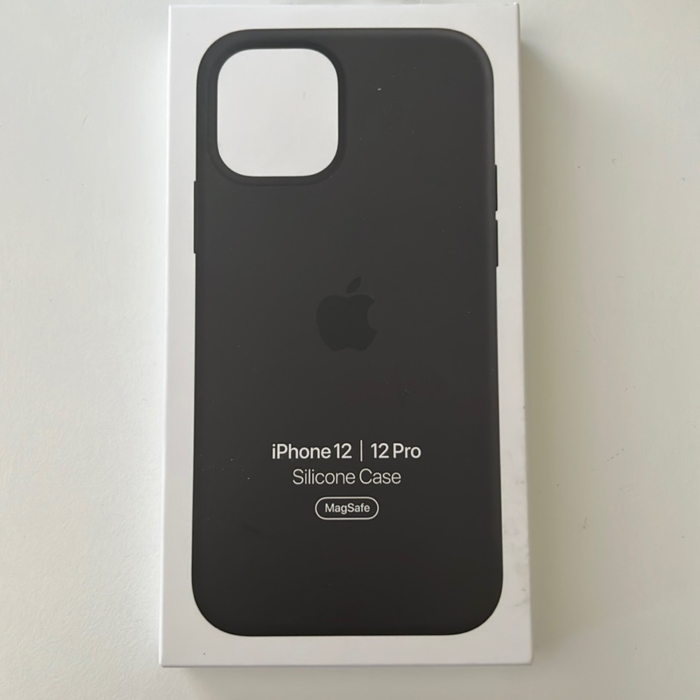New in box Apple Silicone Case w/ MagSafe